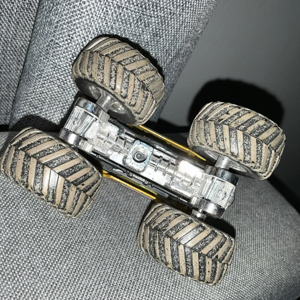 2015 Hot Wheels Monster Jam 1:64‎ WRECKING CREW MUD TRUCK TREADS 1/64 Yellow